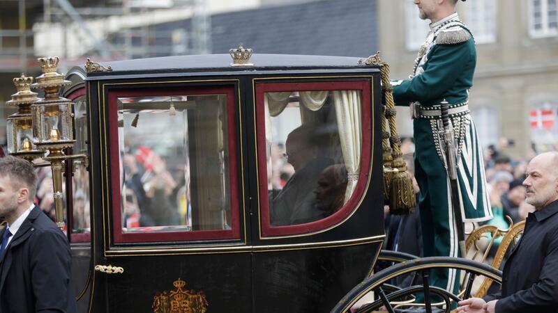 Königin Margrethe II. von Dänemark wird in einer goldenen Kutsche vom Schloss Amalienborg zum Schloss Christiansborg eskortiert.