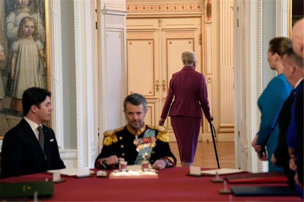 Königin Margrethe verlässt die Sitzung des Staatsrates nach der Unterzeichnung d...