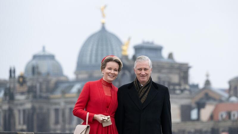 Königin Mathilde und König Philippe auf der Augustusbrücke in Dresden vor der Kuppel der Kunstakademie.