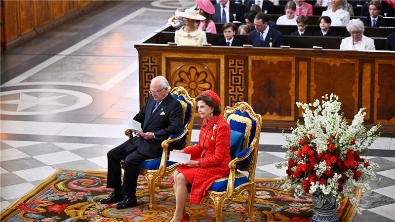 Schwedens Königspaar feiert die Liebe – nur Estelle fehlt Königin Silva (rechts) ganz in Rot beim Gottesdienst zur Goldhochzeit des Königspaares.