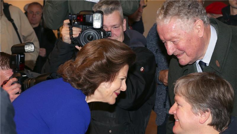 ARD-Adelsexperte Rolf Seelmann-Eggebert verstorben Königin Silvia von Schweden trifft Adelsexperte Rolf Seelmann-Eggebert (hinten) und seinen Sohn Florian Seelmann Eggebert in Hamburg in der Elbphilharmonie.