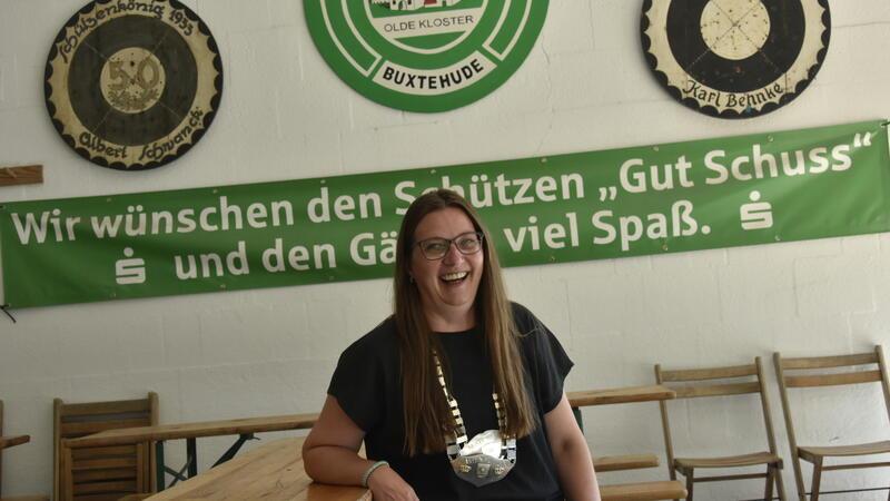 Königin Stefanie freut sich auf die kommende Ballsaison.