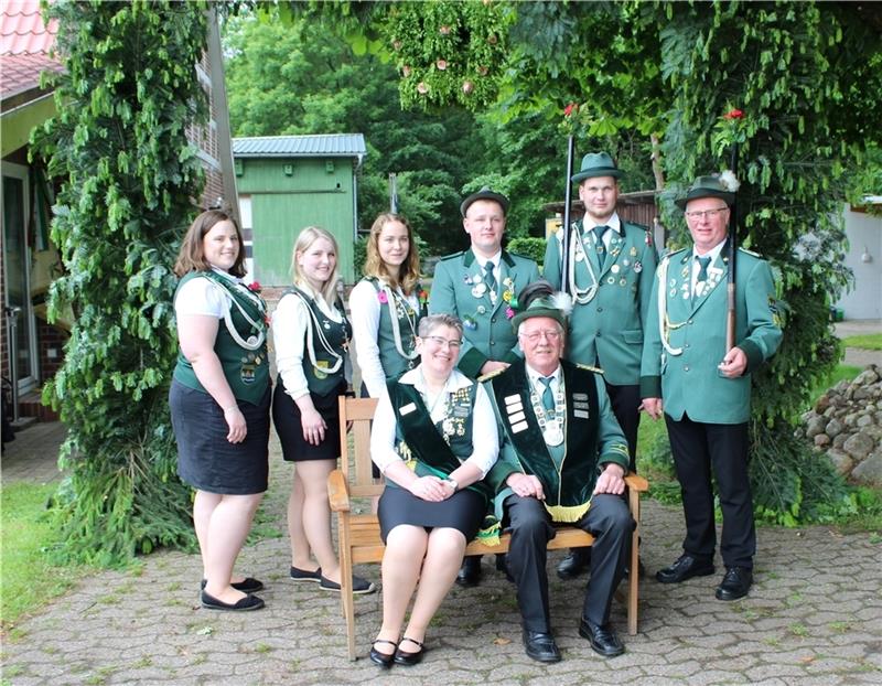 Königshaus in Behrste (von links): Verena Bardenhagen, Annika Schlesselmann, Lara von Bremen, Niklas Schlesselmann, Rico Thielker und Jan Schlesselmann. Vorne Königin und König, Claudia Schlesselmann und Ralf Bardenhagen. Foto: Barke