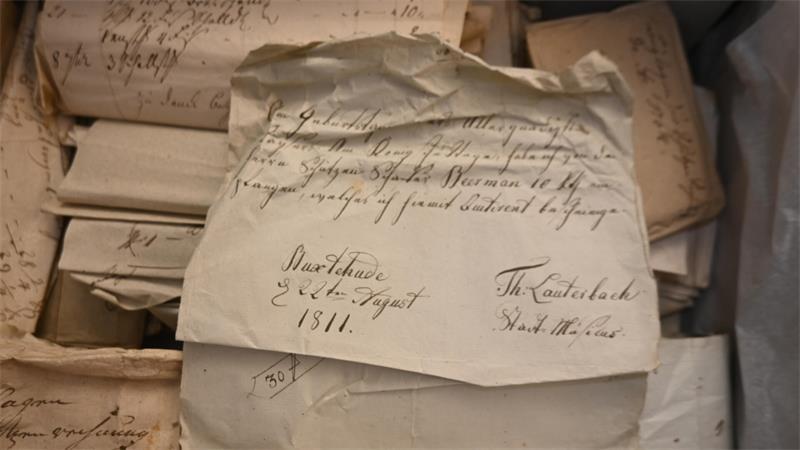 Drei Frauen entdecken Schatz der Buxtehuder Schützengilde von 1539 Königsschießen: Schützenfest-Quittung vom 22. August 1811 - unterschrieben von „Stadt-Musicus“ Thomas Lauterbach.
