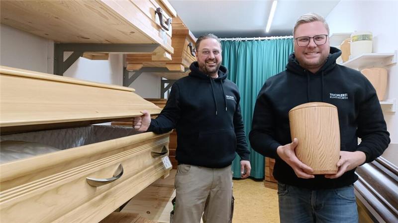 Klintworth-Brüder aus Helmste mit Händchen für Möbel und Särge Können Möbel und Einrichtungen, aber auch Särge und Urnen: Nils (links) und Thilo Klintworth sind leidenschaftlich gerne Tischler und Bestatter.