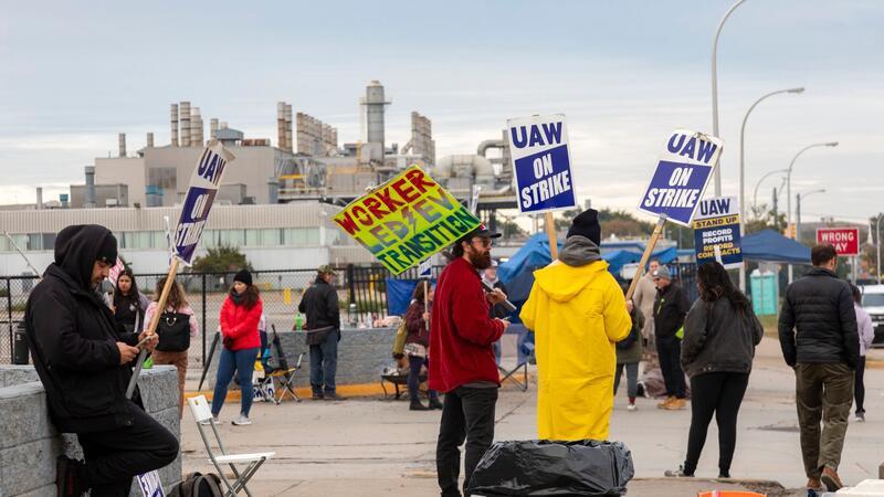 Ford und US-Gewerkschaft UAW einigen sich auf Tarif-Deal Können wieder zurück an die Arbeit gehen: Ford-Arbeiter bekommen deutlich mehr Gehalt.
