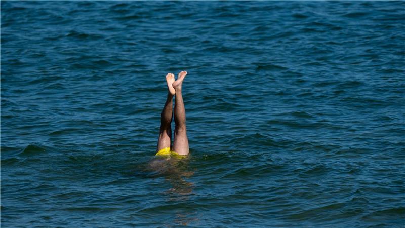 Bilder des Tages Köpfchen in das Wasser, Füßchen in die Höh.