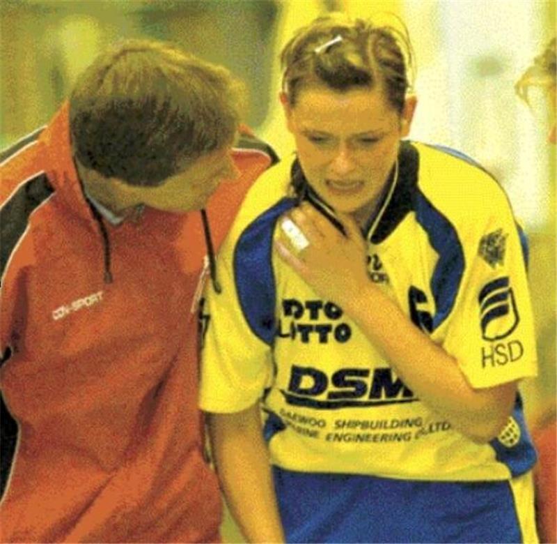 Körner führt die verletzte Joana Kern vom Platz (2005).
