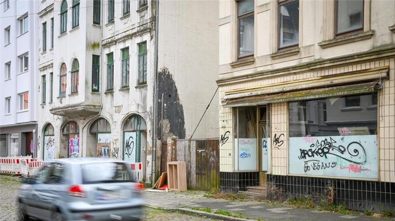 Schrottimmobilien in der Stadt: Manche vergammeln seit Jahrzehnten Körnerstraße 7 und 9 (rechts). Früher war mal ein Bäcker in der 9. Jetzt ist das Haus völlig heruntergekommen, wie auch die Nummer 7, vor der aus Sicherheitsgründen eine Absperrung angebracht wurde. Für die Absperrung muss der Eigentümer zahlen.