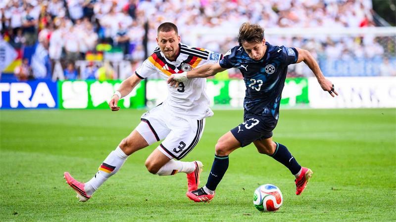 Klopp-Intimus Watzke wird aktiv - Signal zu Völler aus USA „Körperbetonter, intensiver, rustikaler“ - so sollen die Nationalspieler, hier Waldemar Anton beim WM-Aus gegen Paraguay, unter Jürgen Klopp agieren. (Archivbild)