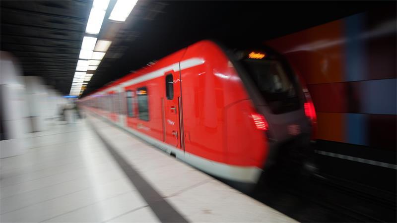 Eine S3 fährt in einen Bahnhof ein.