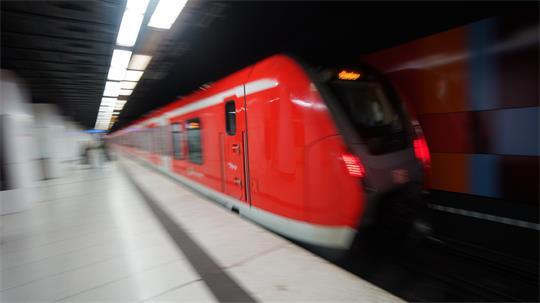 Eine S3 fährt in einen Bahnhof ein.
