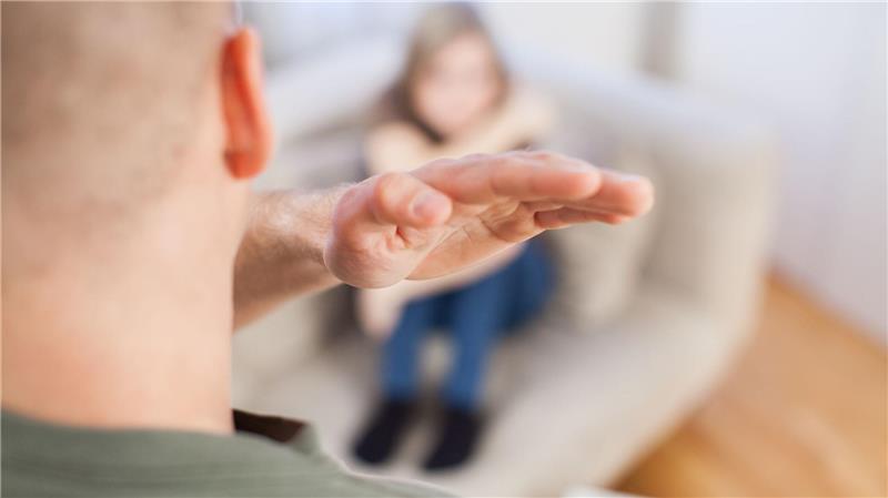 Körperliche Gewalt hat schwere Folgen und ist immer ein Grund, die Beziehung zu beenden.