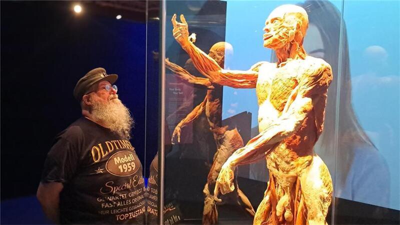 Körperspender Detlef Bieritz besucht zum ersten Mal eine Körperwelten-Ausstellung.