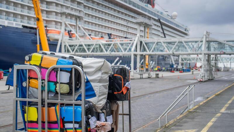 Koffer, Koffer und nochmals Koffer - etwa 5000 Stück wurden auf die „Mein Schiff 3“ gebracht.