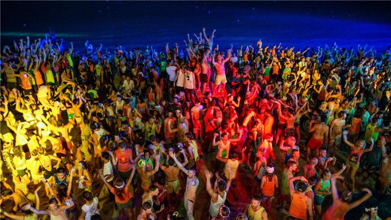 Thailand: Touristen mit Drohnen ausspioniert - Diebe gefasst Koh Phangan ist vor allem für die Full Moon Partys bekannt. (Archivbild)