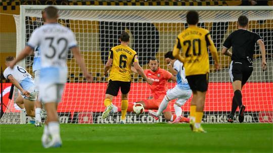Koji Miyoshi (3.v.r., VfL Bochum) erzielt gegen Torwart Tim Schreiber (3.v.l., Dynamo Dresden) das Tor zum 0:1.