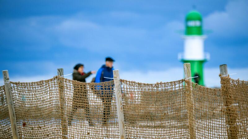 Kokoszäune als Sandfänger stehen am Strand in Warnemünde und sollen bei starkem Westwind das Abtragen von Strandsand vermeiden. In den kommenden Monaten sollen dazu Netze aus Kokosfasern statt Plastik getestet werden.