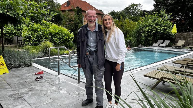 Krautsands Insulaner und ihr Traum von der Unabhängigkeit Kollegen im Elbstrand Resort: Götz Warneke und Chantal Laskowski.