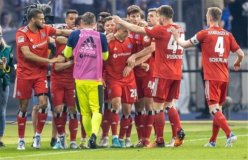 Kollektiver Jubel: Die HSV-Profis nehmen Torschütze Ludovit Reis in ihre Mitte. Foto: dpa