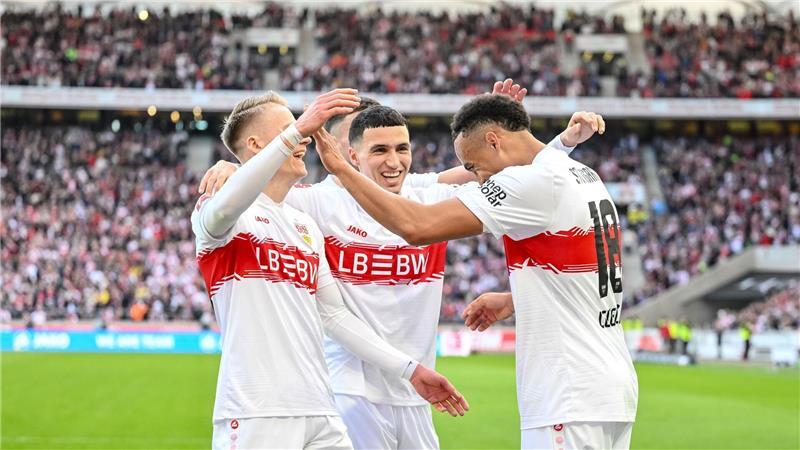 Wolfsburg und Bauer taumeln weiter: 0:4 in Stuttgart Kollektiver Jubel in Rot und Weiß: Chris Führich, Bilal El Khannouss und Jamie Leweling