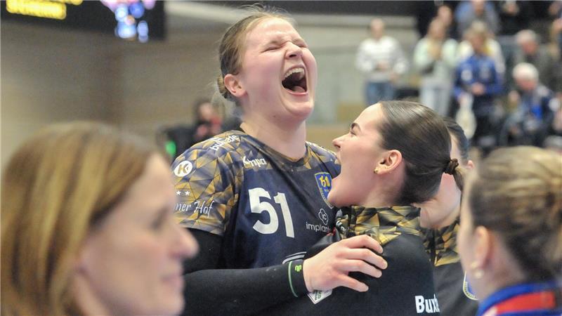 Kollektiver Jubel in der Halle Nord: Lin Lück (links) feiert den Heimsieg gegen Metzingen.