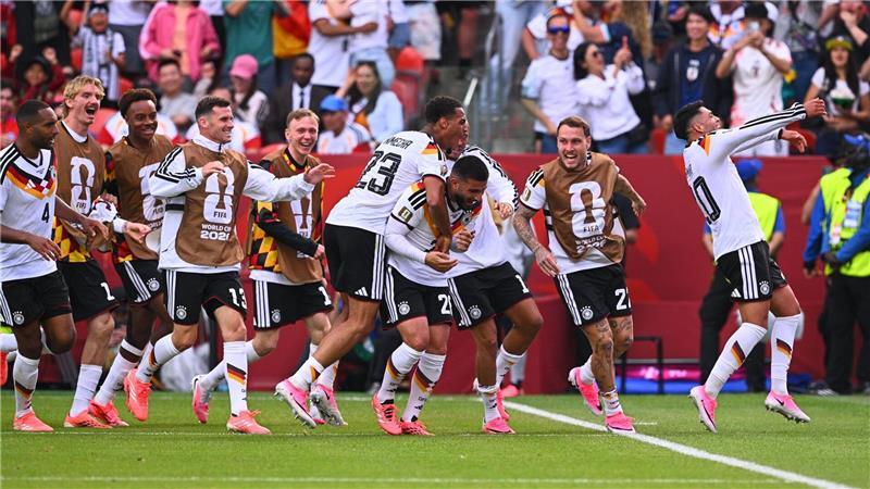 „Einfach draufballern“: Große Undav-Show und Rollen-Debatte Kollektiver Jubelrausch: Mitspieler und auch die Reservisten stürmen zu Deniz Undav nach dem Siegtor in der Nachspielzeit.