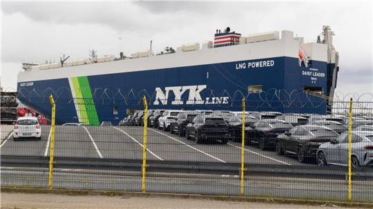 Kollision am Sonnabend in Bremerhaven: Ein Schiff beschädigte beim Einlaufen die Nordschleuse – die Wasserschutzpolizei ermittelt.