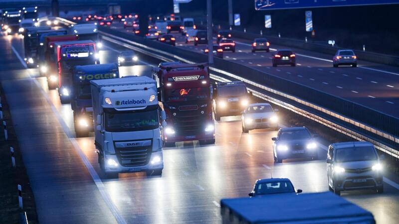 Kombiniert besonders wirksam: Die Ökosteuerreform und LKW-Maut haben laut einer Studie die Emissionsbelastung im Deutschen Verkehrssektor effektiv gesenkt. (Archivbild)