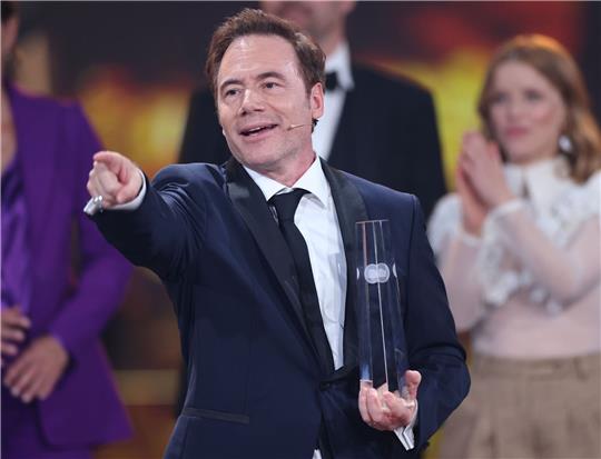 Komiker Michael «Bully» Herbig hat die Ehrenauszeichnung des Deutschen Fernsehpreises erhalten.
