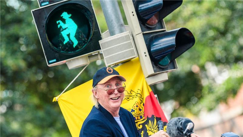 Ampelmännchen mal anders – Sesamstraßen-Duo in Hamburg Komikers Otto Waalkes bei der Einweihung der Otto-Ampel in seiner Geburtsstadt Emden. (Archivbild)