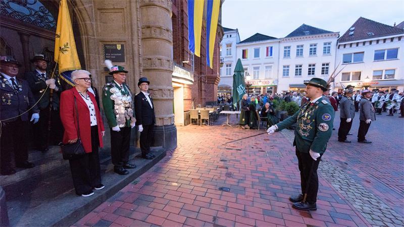 Zapfenstreich in Buxtehude: Das steckt hinter der Schützenfest-Tradition Kommandeur des Grünen Rotts, Joost Bochynski, führte in diesem Jahr das erste Mal den Zapfenstreich an.