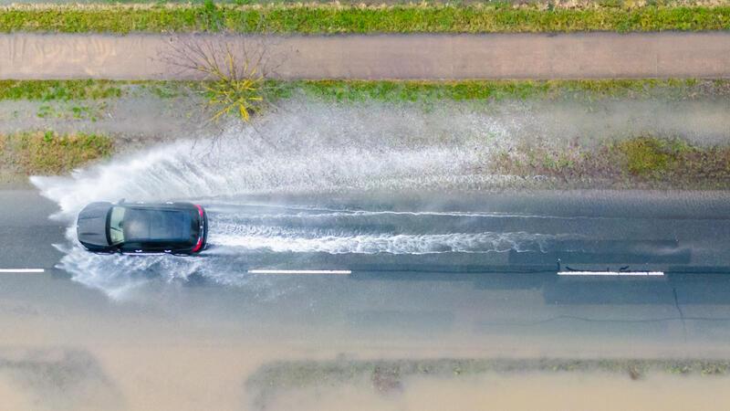 Hochwasser: Wann Arbeitnehmer vom Job freigestellt sind Kommen Arbeitnehmer wegen des Hochwassers nicht oder nur über Umwege zur Arbeit, haben sie dennoch keinen Anspruch bezahlt freigestellt zu werden.