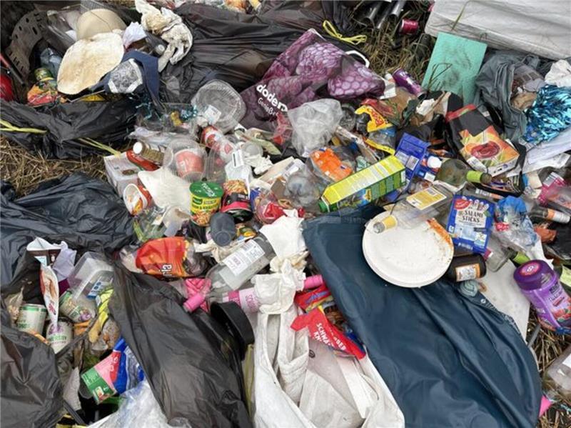 Zelte, Sofas, Müll: Besucher lassen Chaos auf Deichbrand-Gelände zurück Kommen Sie zu Tisch - das Festivalbankett ist vorbei. Zurück bleiben leere Verpackungen, Dosen und Chaos.
