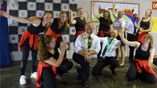 Kommersabend beim Schützenverein Bützfleth. Der scheidende König Kai Koeser inmitten der Tanztruppe auf der Bühne.