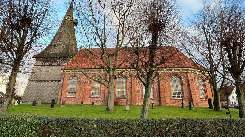 Kommerz im Schatten der Kirche: Der neue Verbrauchermarkt muss fußläufig von St. Martini und Ortszentrum Estebrügge erreichbar sein.
