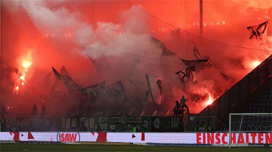 Kommt Hannover teuer zu stehen: Pyrotechnik im Fanblock. (Archivbild)