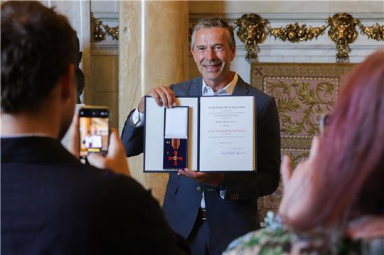 Kommt aus Kehdingen: Dirk Steffens mit dem Bundesverdienstkreuz. Foto: dpa-Handout
