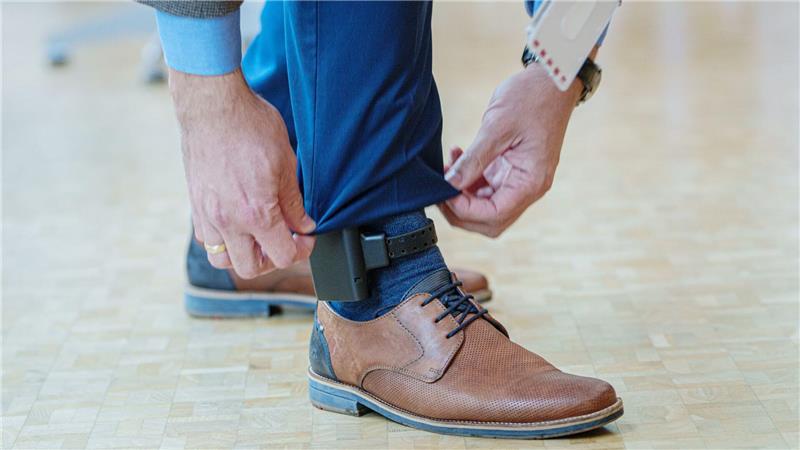 Elektro-Fußfessel soll Opfer häuslicher Gewalt schützen Kommt der Täter zu nah, sollen Opfer und Polizei einen Hinweis bekommen. (Symbolbild)