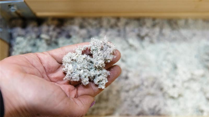 Hohlräume füllen: Was bringt die Einblasdämmung? Kommt die Einblasdämmung im Hohlraum zur Außenwand zum Einsatz, muss das verwendete Material wasserabweisend sein.