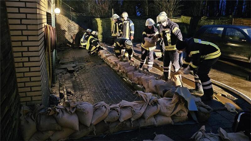 Kommt die Feuer und errichtet einen Sandsackwall, um ein Haus vor Hochwasser zu schützen, so kann dessen Besitzer dafür eine Rechnung präsentiert werden. Foto: Birgit Pape