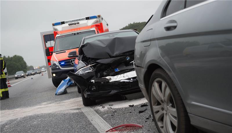 Das sind die größten Verkehrsirrtümer Kommt es zum Unfall, stellt sich schnell die Haftungsfrage - doch nicht immer hat der Autofahrer schuld, der auffährt. Foto: Benjamin Nolte/dpa-tmn