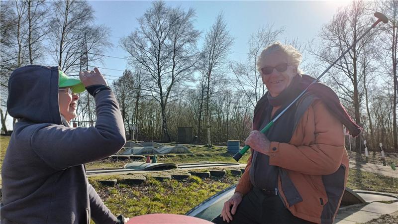 „Kommt immer sehr gut an": die Kläres auf dem Minigolf-Parcours ihrer Anlage.