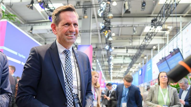 Kommt kaum zum Antworten: Olaf Lies soll Stephan Weils Nachfolger werden – nun quillt sein Postfach über.