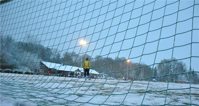 Kommt selten vor: ein Fußballspiel bei ordentlich Schnee. Die Spielausfälle haben sich in diesem Jahr bis zur Regionalliga immens angehäuft, dadurch nimmt die Belastung der Teams zu.