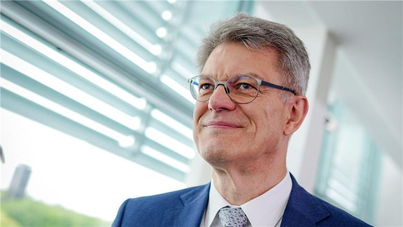 Spatenstich für den Weiterbau der A20 bei Bad Segeberg Kommt zum Spatenstich zum Weiterbau der A20 nach Bad Segeberg: Bundesverkehrsminister Patrick Schnieder. (Archivbild)