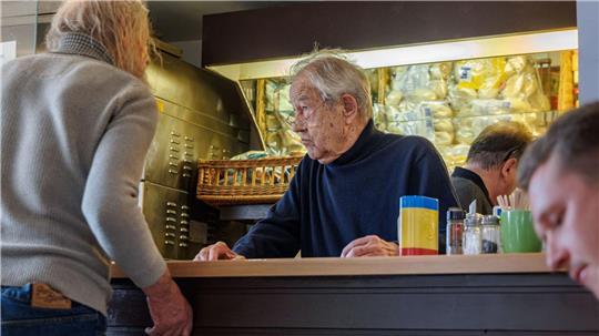 Kommunalpolitiker sollten laut Björn Engholm versuchen, das fehlende Geld etwa über Spenden aus der Gesellschaft zu organisieren. 