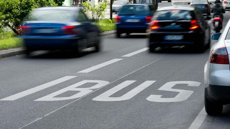 Kommunen bekommen mehr Flexibilität bei Busspuren.