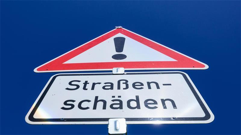 Kommunen müssen viel Geld in die Instandsetzung von Straßen investieren. (Symbolbild)