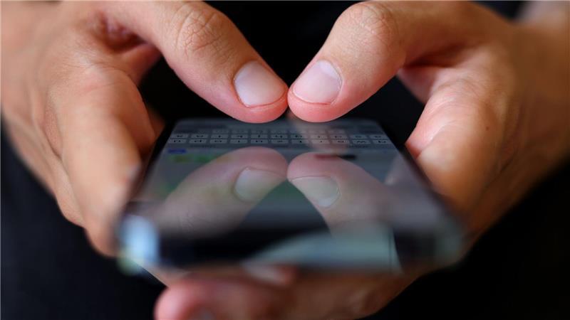 Kommunikation, Information, Unterhaltung - es gibt viele Gründe aufs Handy zu schauen. (Symbolbild) 
